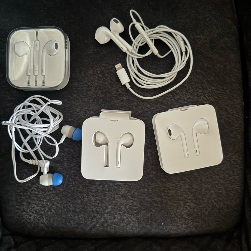 Apple White In-Ear Wired Headphones 3.5mm Jack Lot + 2 W/ Headphones Port